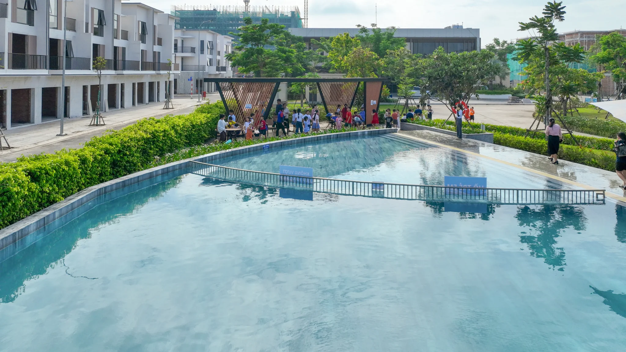 Hồ bơi tại nhà ở xã hội K-Home Bình Dương đã đi vào hoạt động từ rất sớm. Hồ bơi tại nhà ở xã hội K-Home Bình Dương đã đi vào hoạt động từ rất sớm.