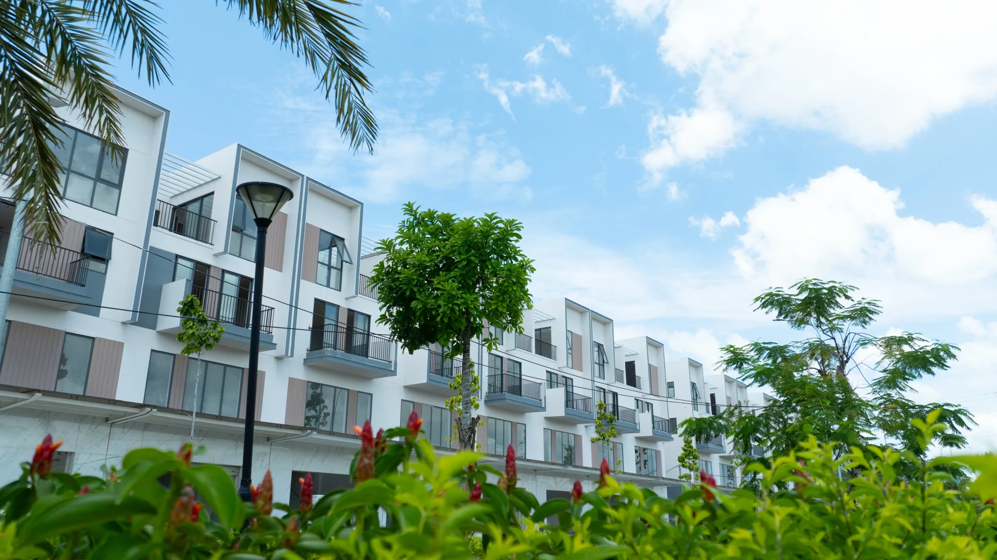 Dãy shophouse thương mại nằm trên các tuyến đường nội khu chính của khu đô thị. Dãy shophouse thương mại nằm trên các tuyến đường nội khu chính của khu đô thị.